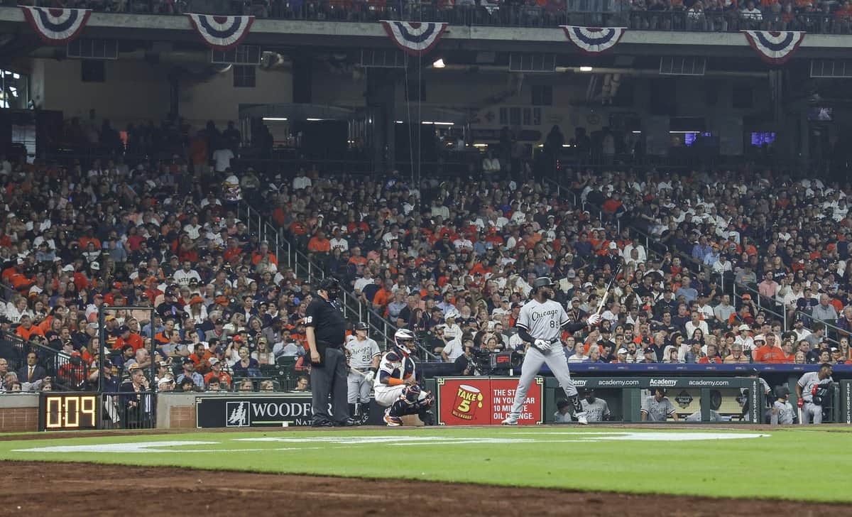 Pitch clock behind Luis Robert