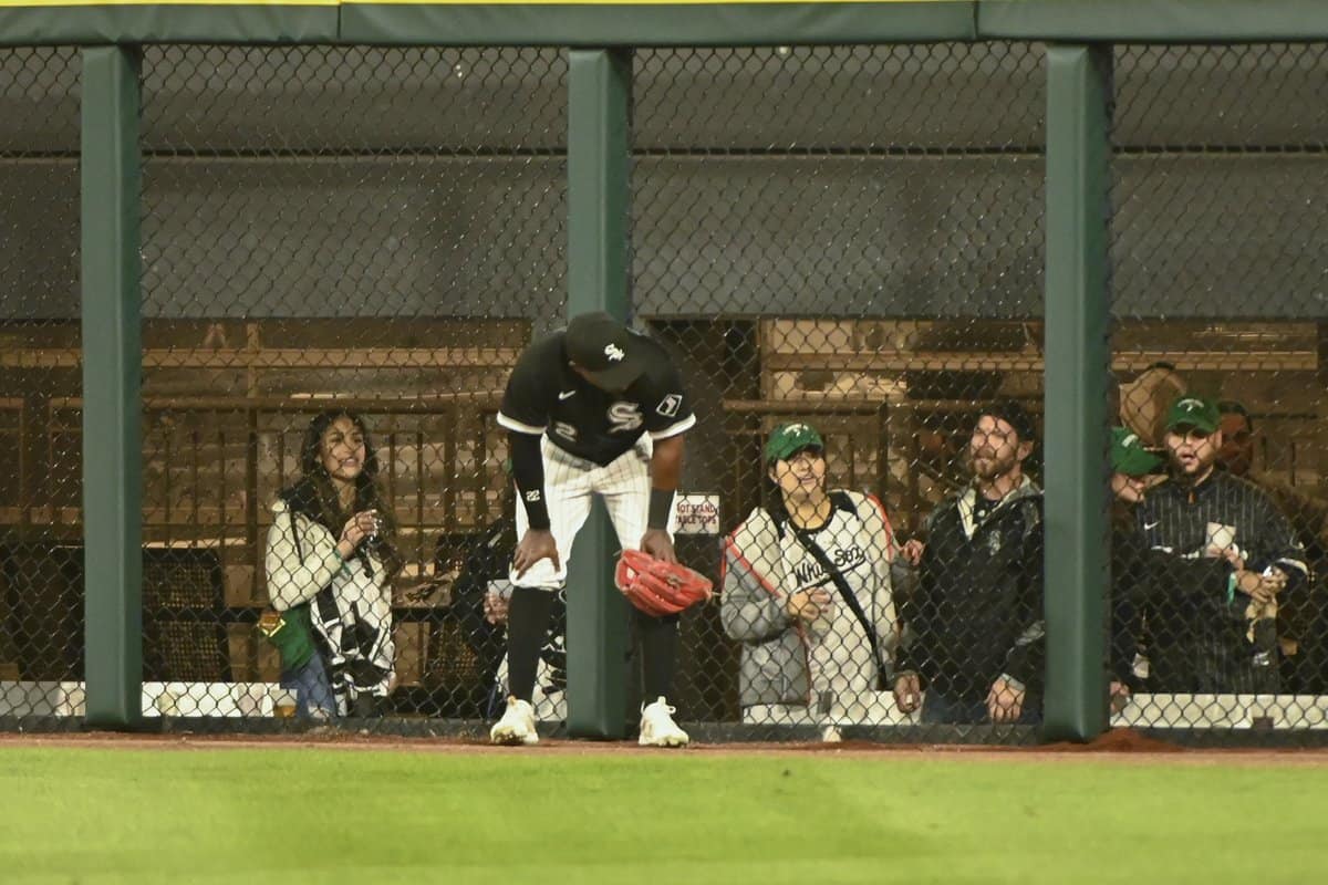 White Sox right fielder Oscar Colás