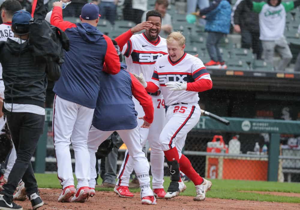 White Sox celebrate Andrew Vaughn's walk-off homer