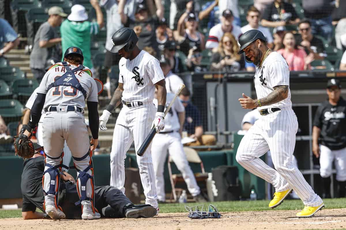 Yoán Moncada scores the White Sox's winning run