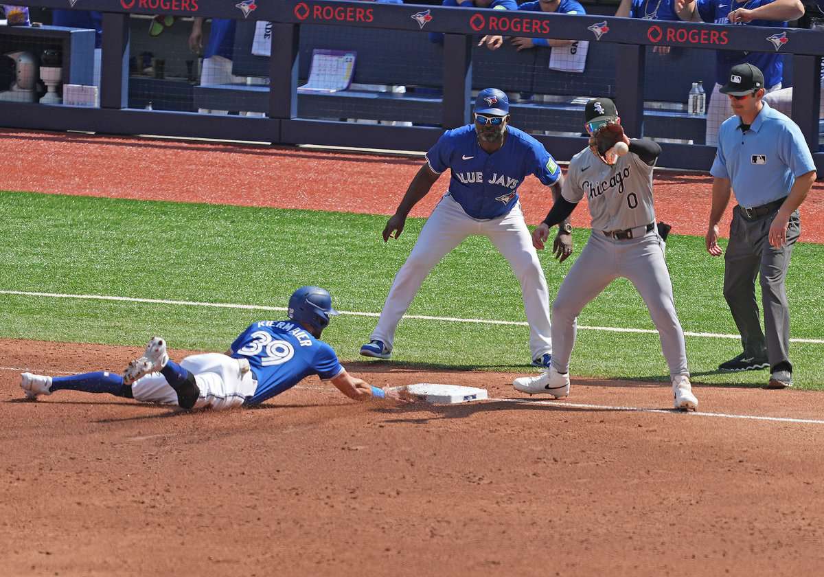 Kevin Kiermaier tags up on White Sox outfielder Andrew Benintendi