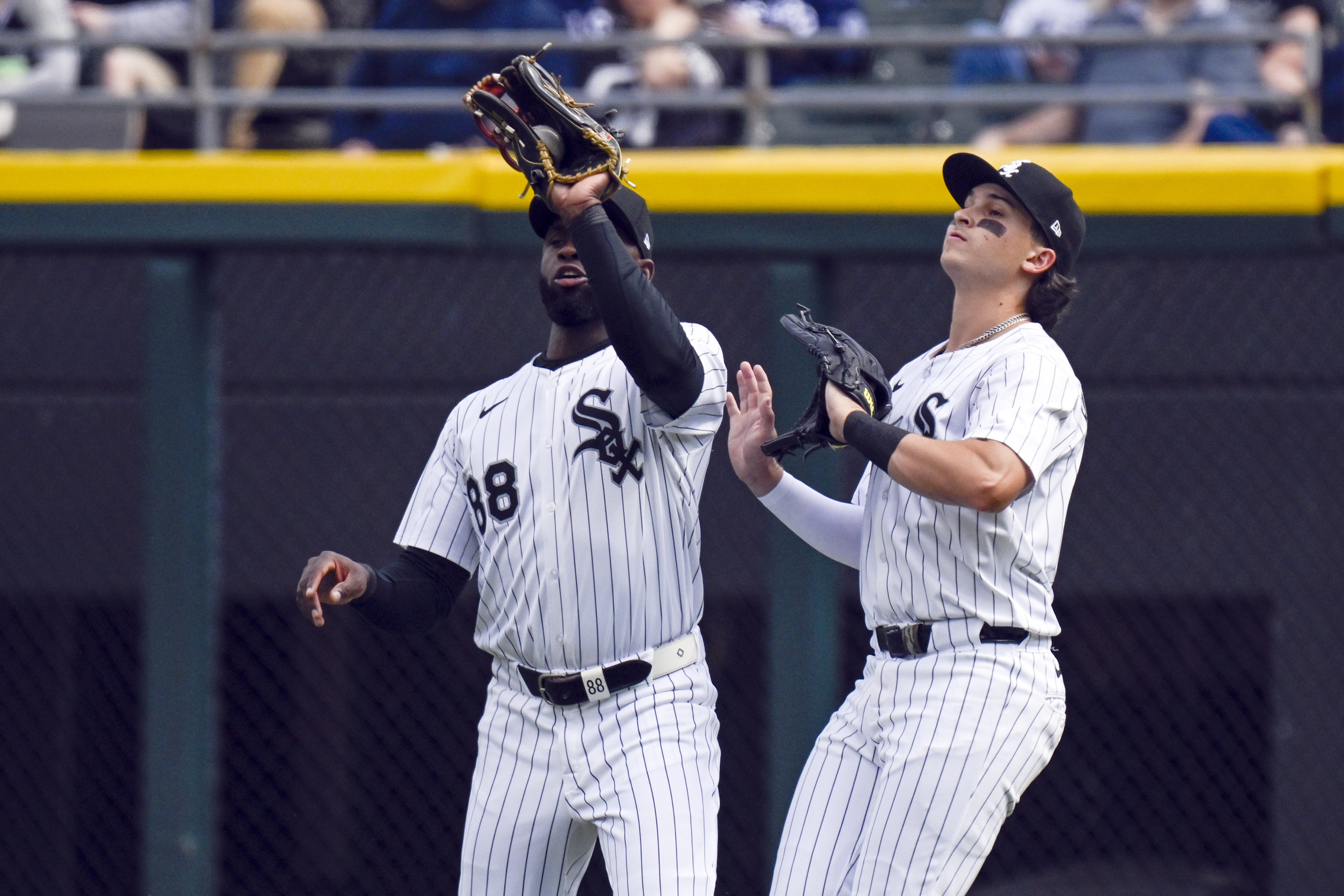 Luis Robert Jr. calls off Brooks Baldwin in the White Sox outfield