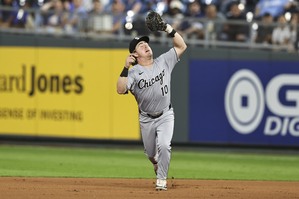 White Sox infielder Chase Meidroth misses pop fly