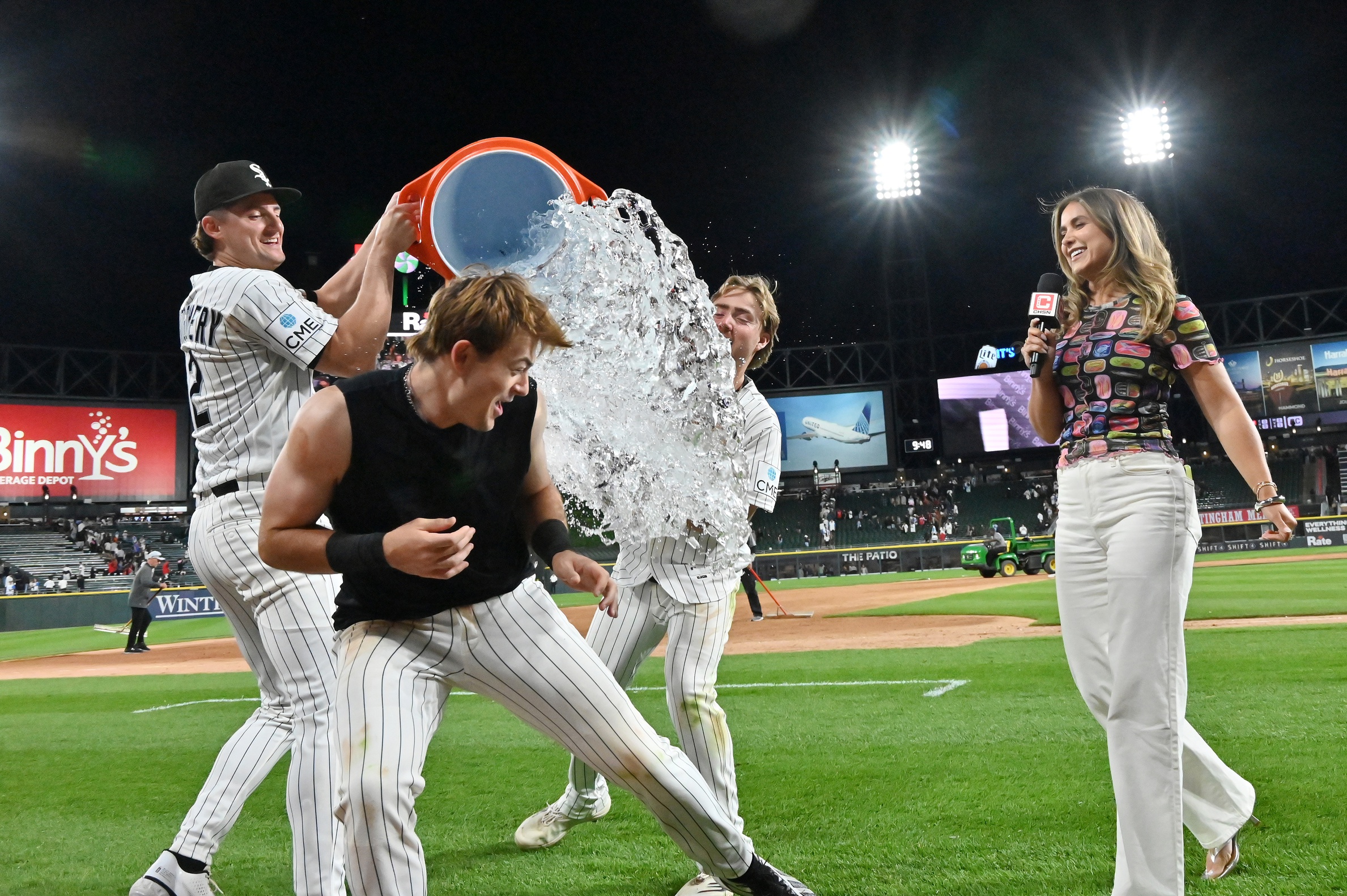White Sox celebrate Sam Antonacci walk-off hit