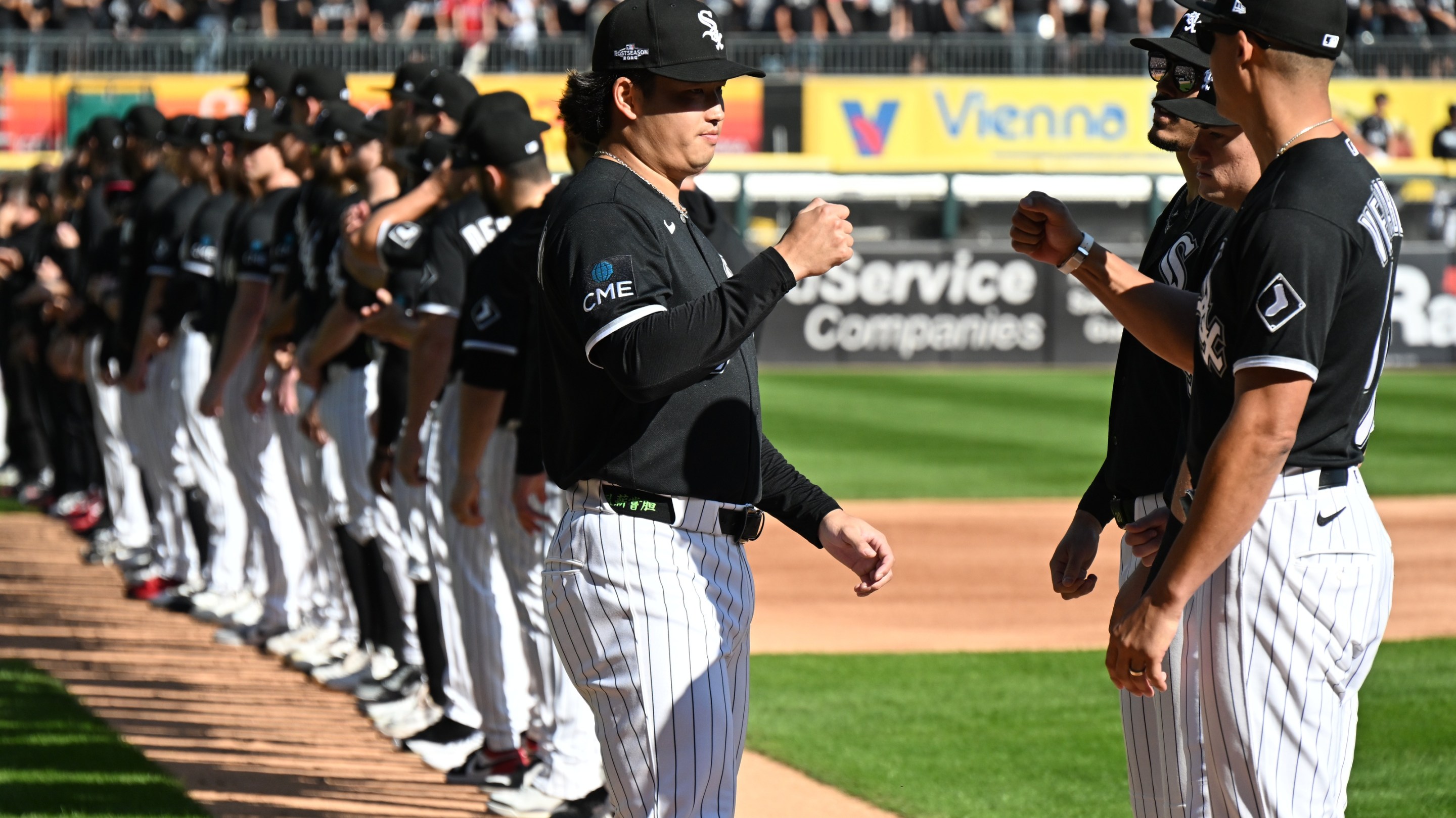 White Sox manager Will Venable greets Munetaka Murakami